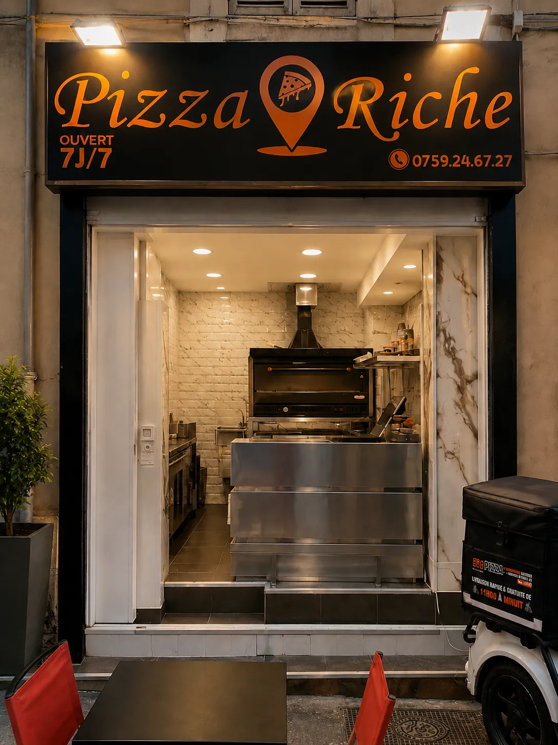La devanture et le four de Pizza Riche à Marseille